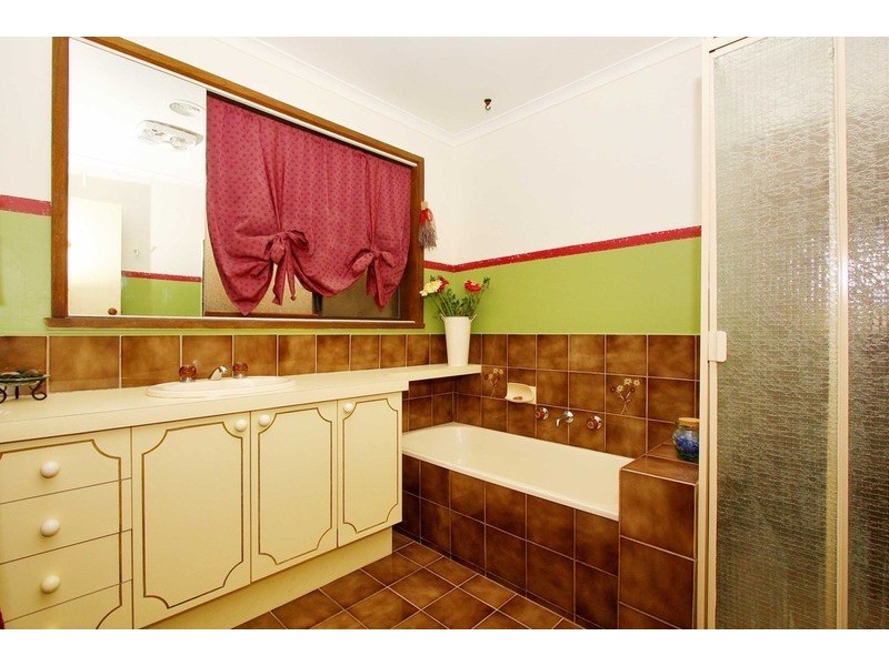 11 Cocoparra Crescent, Taylors Lakes VIC 3038