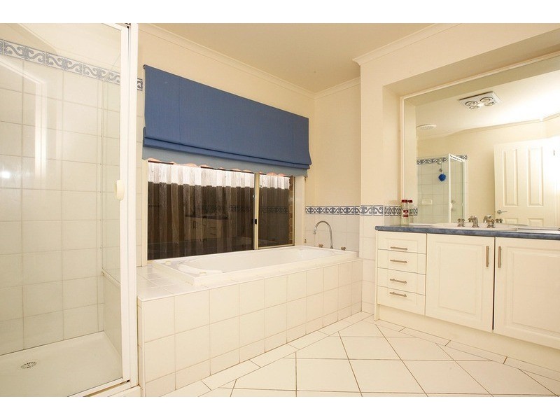 16 Rockwood Place, Hillside VIC 3037