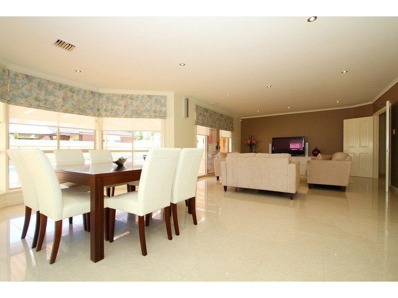 11 Botanic Drive, Hillside VIC 3037