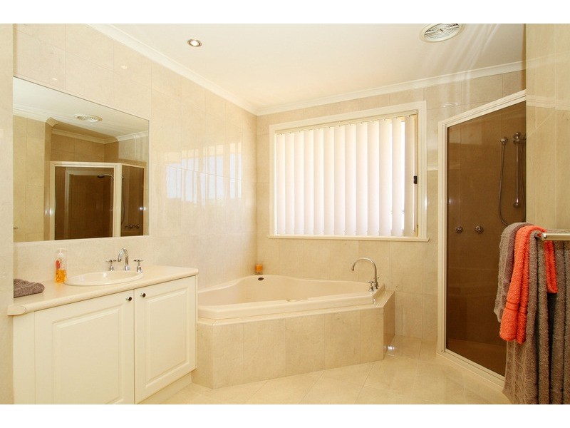 11 Botanic Drive, Hillside VIC 3037
