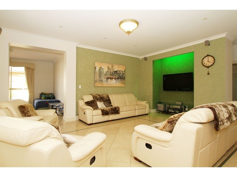 26 Pilgrim Drive, Hillside VIC 3037