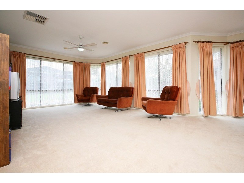 9 Perret Walk, Sydenham VIC 3037