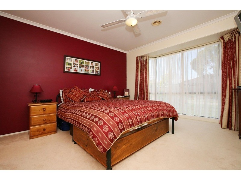 9 Perret Walk, Sydenham VIC 3037