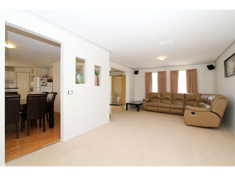 32 Queens Parade, Hillside VIC 3037