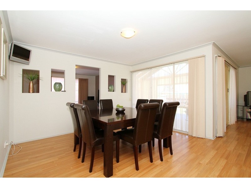 32 Queens Parade, Hillside VIC 3037