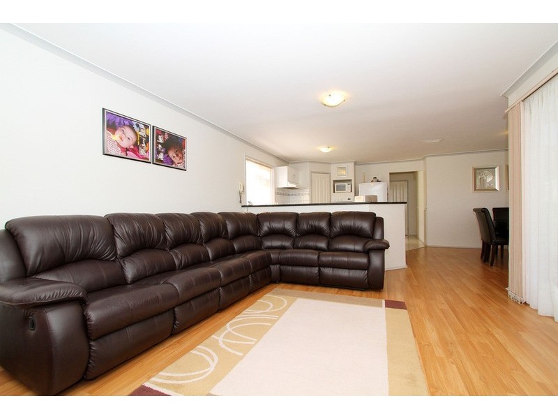 32 Queens Parade, Hillside VIC 3037