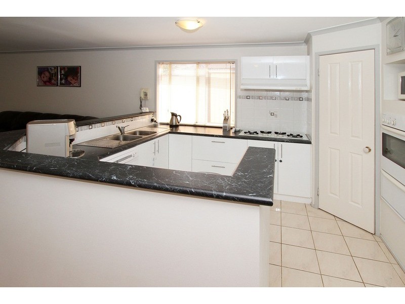 32 Queens Parade, Hillside VIC 3037