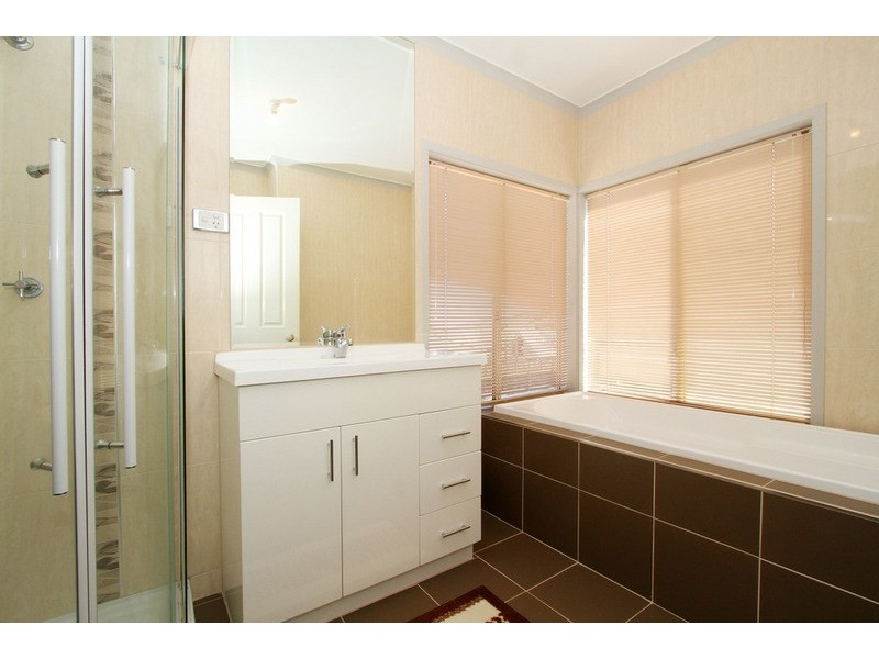 32 Queens Parade, Hillside VIC 3037