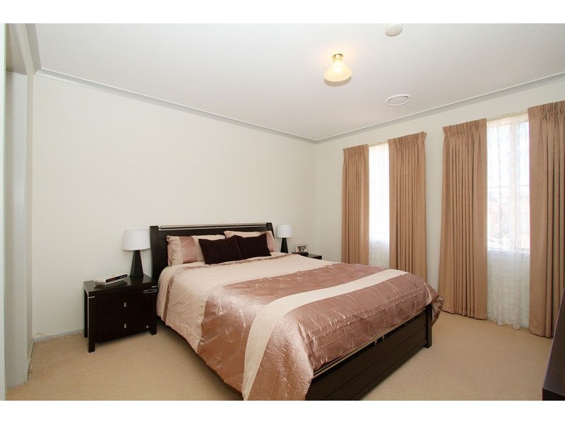 32 Queens Parade, Hillside VIC 3037