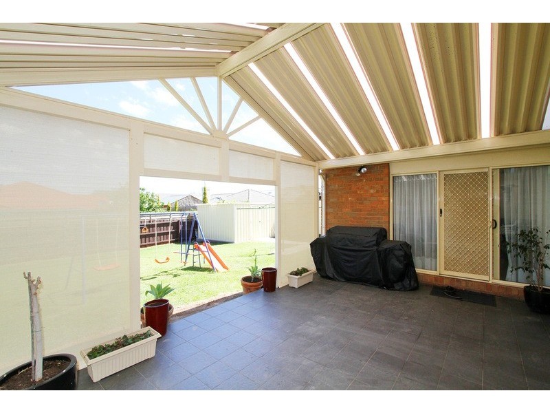 32 Queens Parade, Hillside VIC 3037