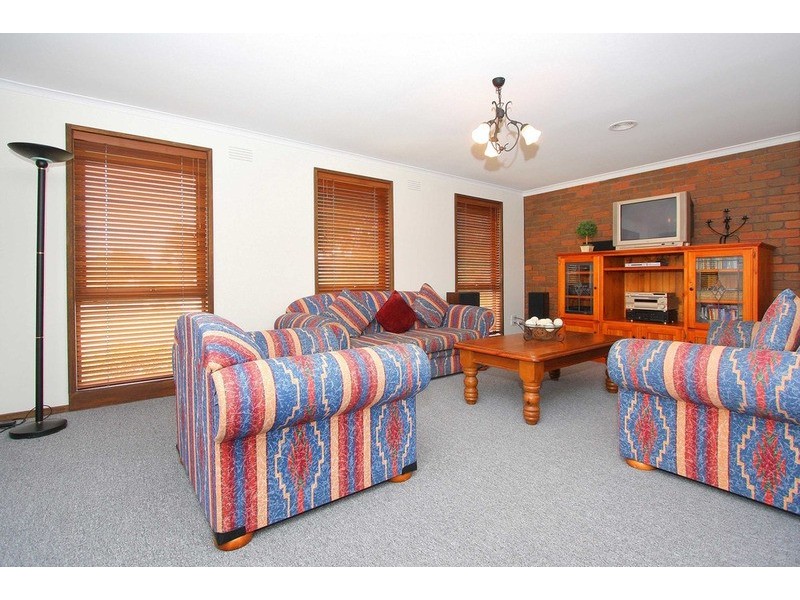 11 Cocoparra Crescent, Taylors Lakes VIC 3038