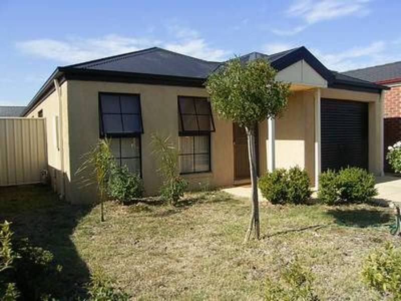 11 Elphinstone Way, Caroline Springs VIC 3023