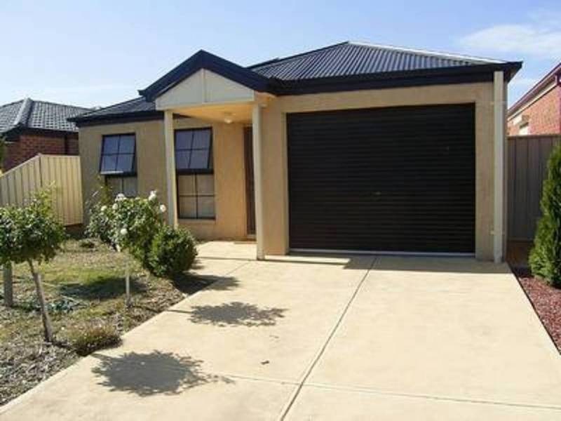 11 Elphinstone Way, Caroline Springs VIC 3023