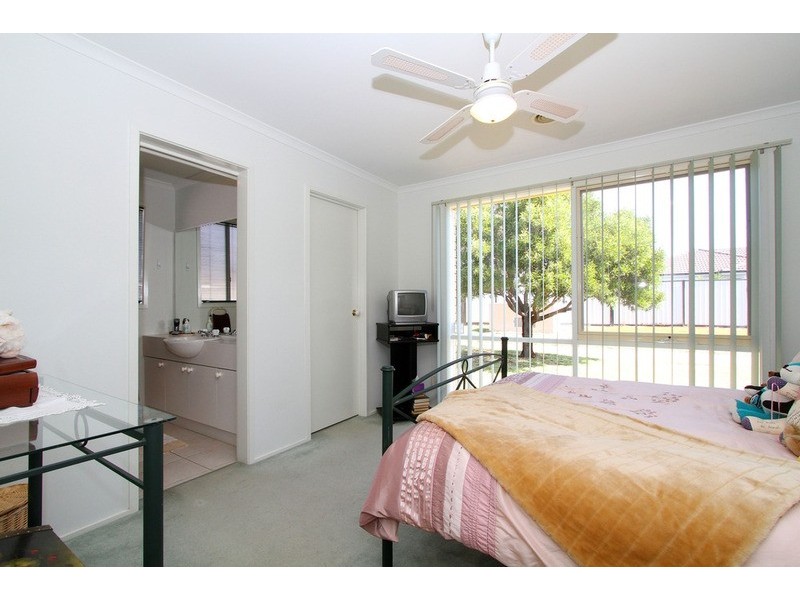 6 Perret Walk, Sydenham VIC 3037