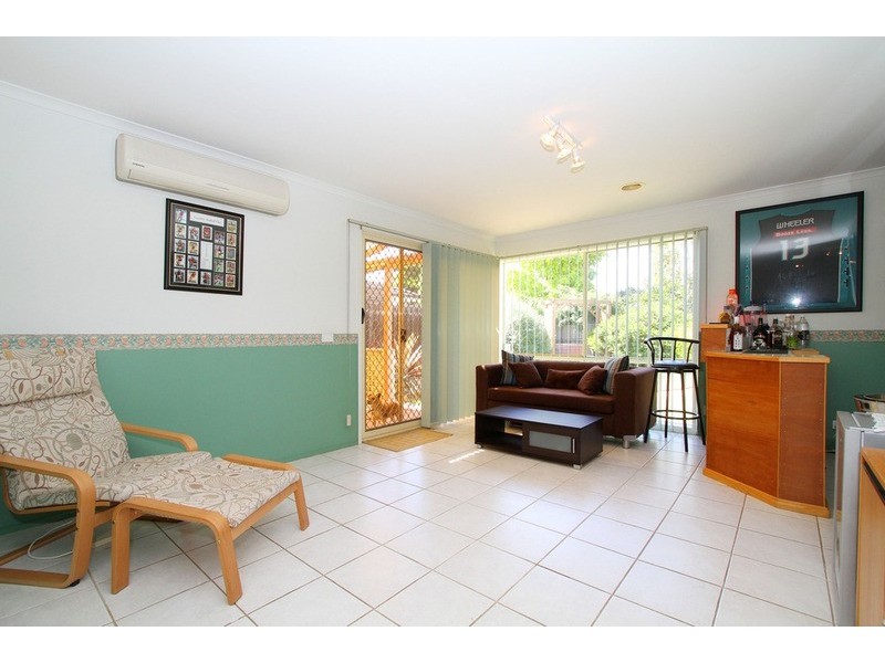 6 Perret Walk, Sydenham VIC 3037