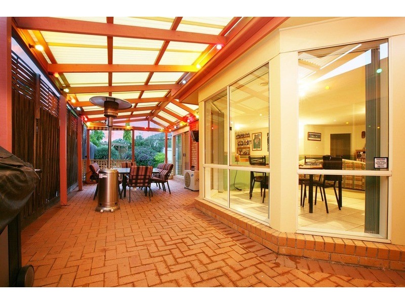 6 Perret Walk, Sydenham VIC 3037