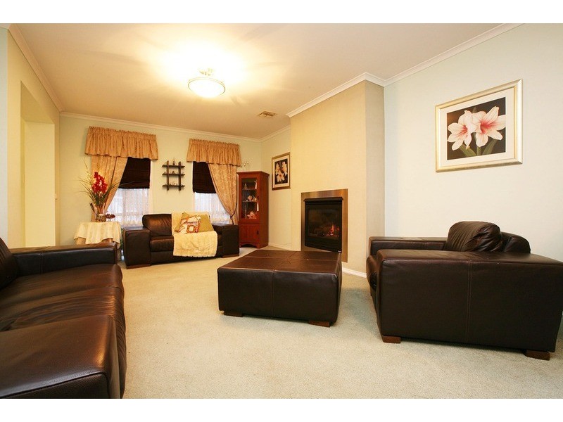 4 Hawkesbury Avenue, Hillside VIC 3037