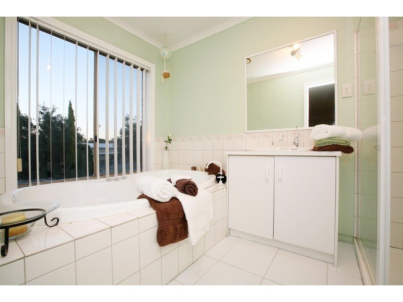 4 Hawkesbury Avenue, Hillside VIC 3037