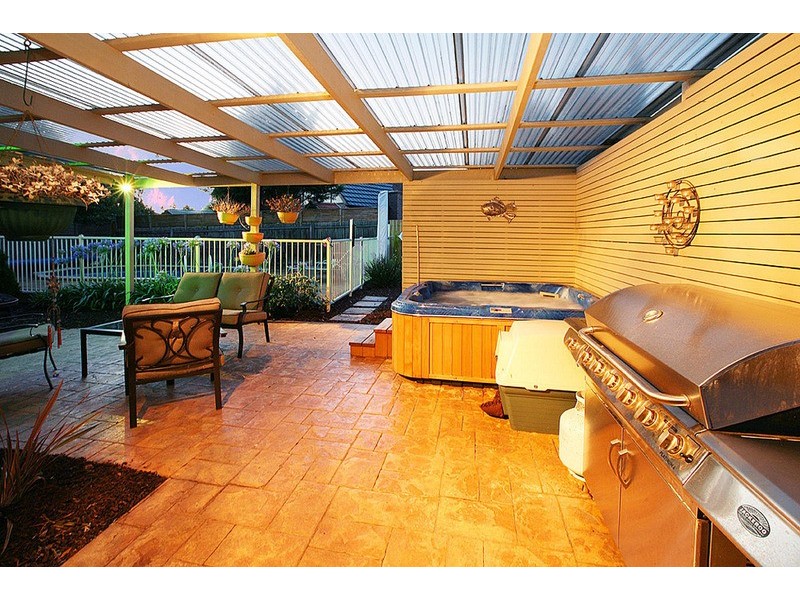 4 Hawkesbury Avenue, Hillside VIC 3037