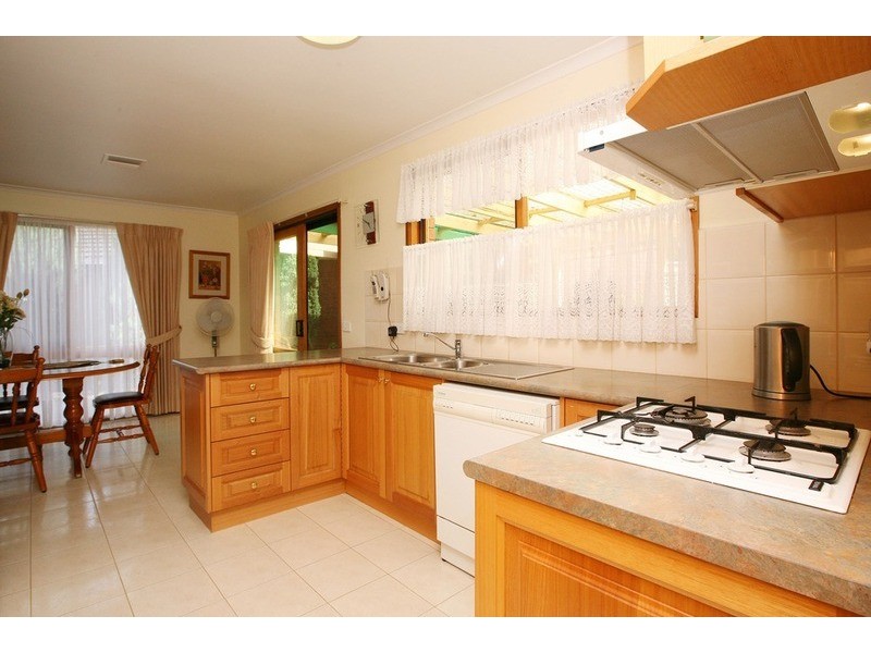 2 Lipton Street, Taylors Lakes VIC 3038