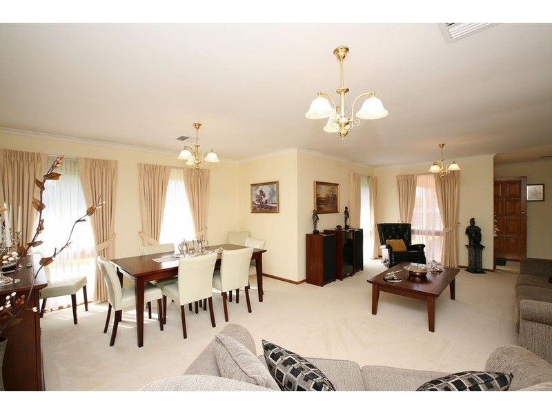 2 Lipton Street, Taylors Lakes VIC 3038