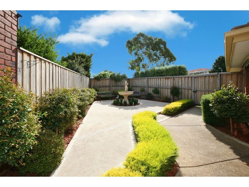 2 Lipton Street, Taylors Lakes VIC 3038