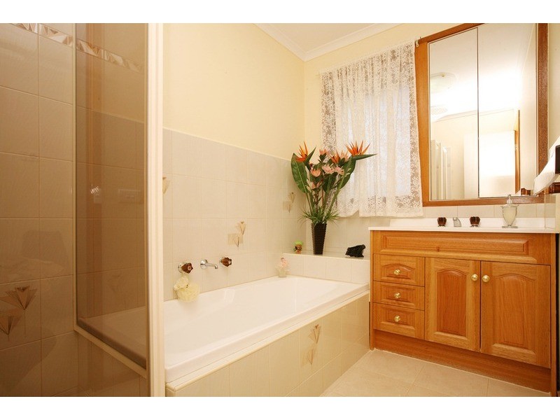 2 Lipton Street, Taylors Lakes VIC 3038