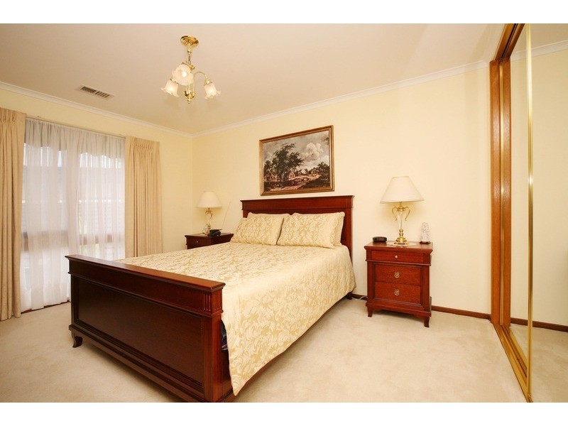 2 Lipton Street, Taylors Lakes VIC 3038