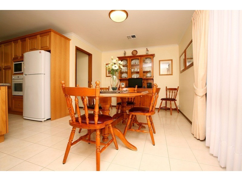 2 Lipton Street, Taylors Lakes VIC 3038