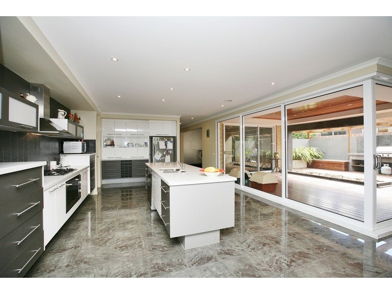 4 Kirribilli Boulevard, Taylors Hill VIC 3037