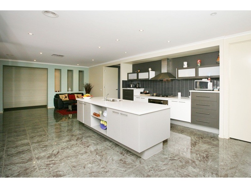 4 Kirribilli Boulevard, Taylors Hill VIC 3037