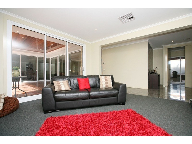 4 Kirribilli Boulevard, Taylors Hill VIC 3037