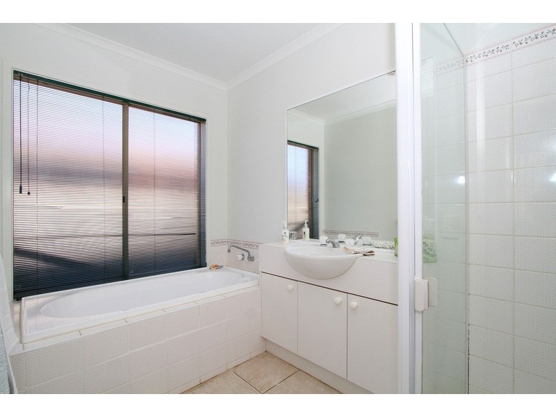 6 Perret Walk, Sydenham VIC 3037