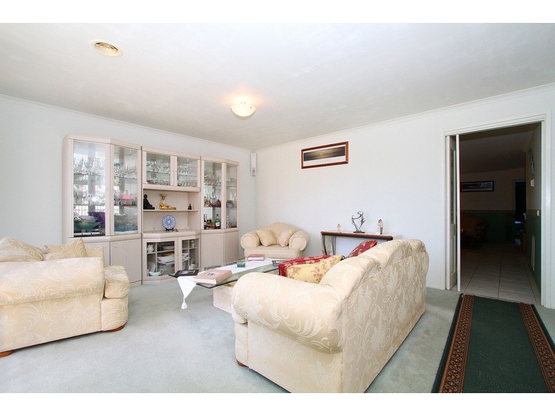 6 Perret Walk, Sydenham VIC 3037