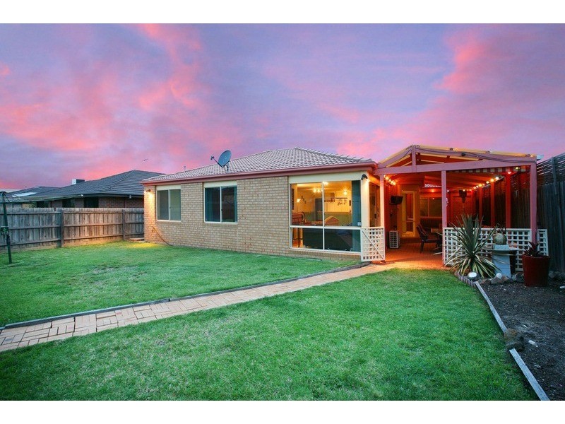 6 Perret Walk, Sydenham VIC 3037