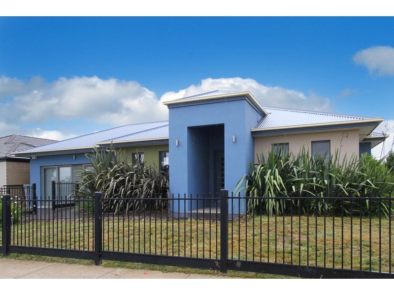 17 Kirribilli Boulevard, Taylors Hill VIC 3037