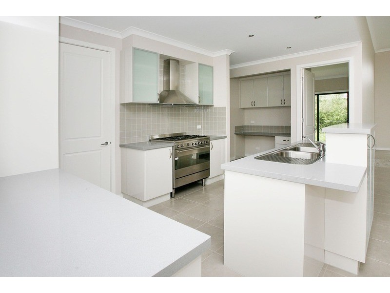 17 Kirribilli Boulevard, Taylors Hill VIC 3037