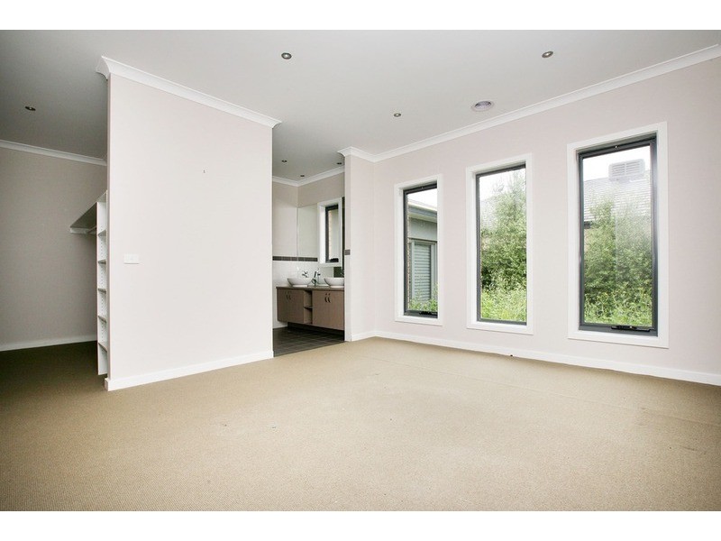 17 Kirribilli Boulevard, Taylors Hill VIC 3037