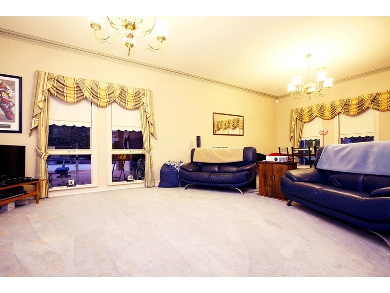 9 The Regency, Hillside VIC 3037