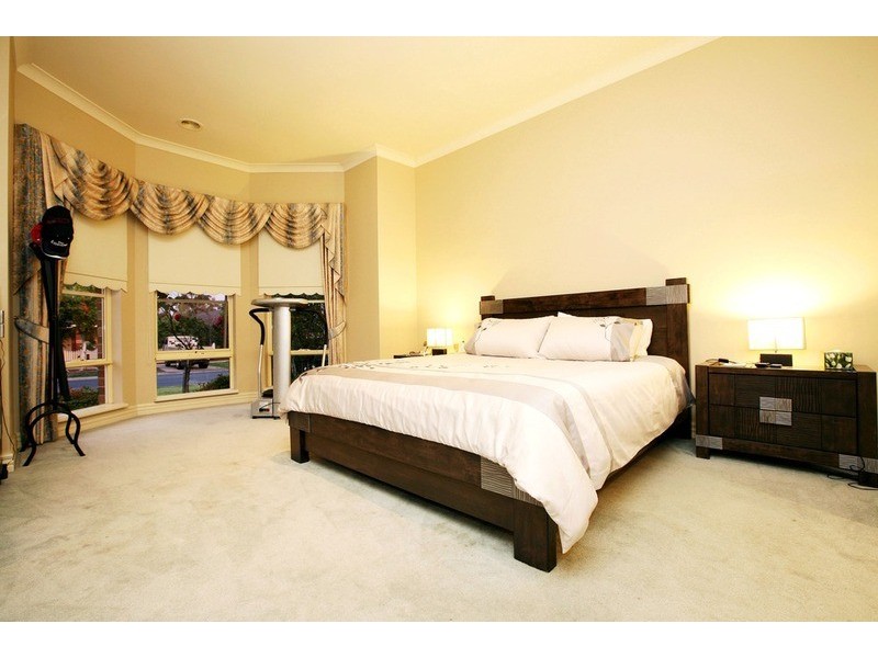 9 The Regency, Hillside VIC 3037