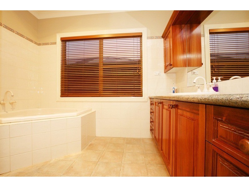 9 The Regency, Hillside VIC 3037
