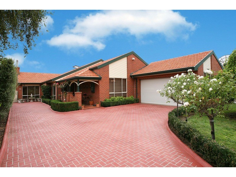 5 Parrakeet Court, Taylors Lakes VIC 3038