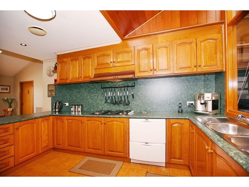 5 Parrakeet Court, Taylors Lakes VIC 3038