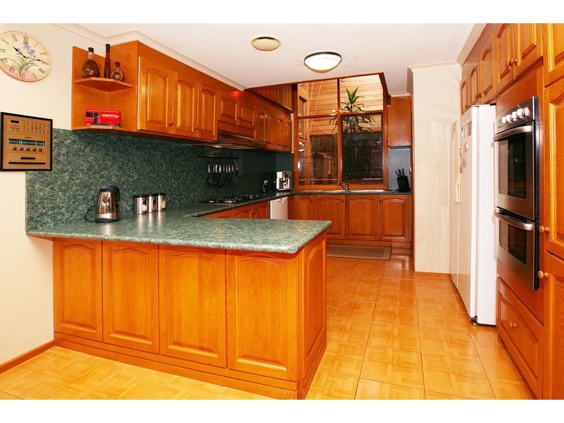 5 Parrakeet Court, Taylors Lakes VIC 3038