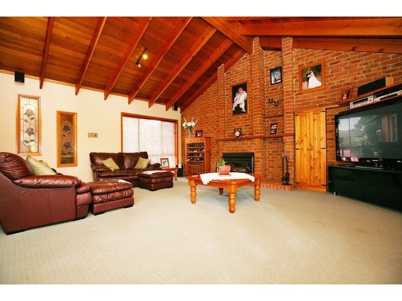 5 Parrakeet Court, Taylors Lakes VIC 3038