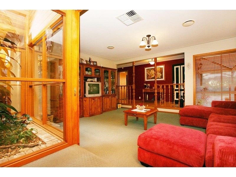 5 Parrakeet Court, Taylors Lakes VIC 3038