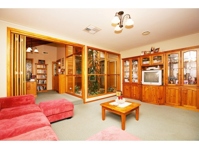 5 Parrakeet Court, Taylors Lakes VIC 3038