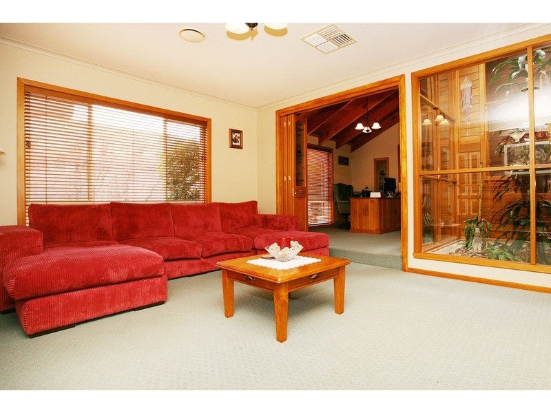 5 Parrakeet Court, Taylors Lakes VIC 3038