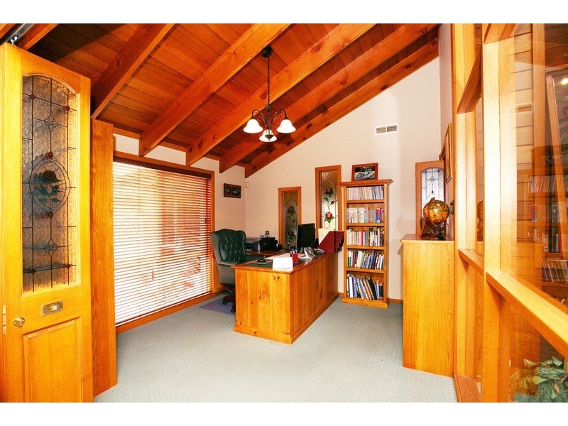 5 Parrakeet Court, Taylors Lakes VIC 3038