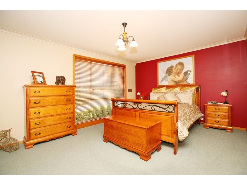 5 Parrakeet Court, Taylors Lakes VIC 3038